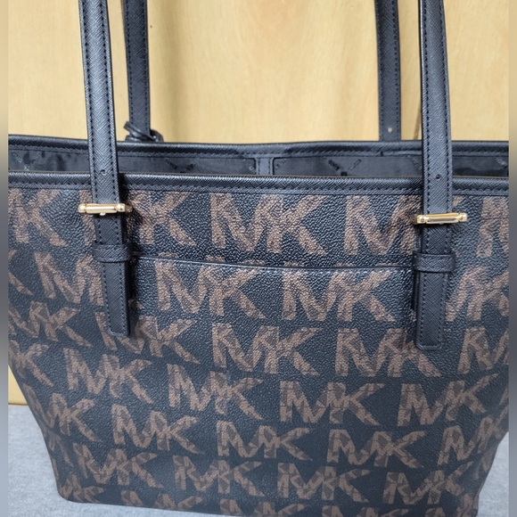 Michael Kors Jet Set Travel Medium Carryall Tote - Picture 4 of 11